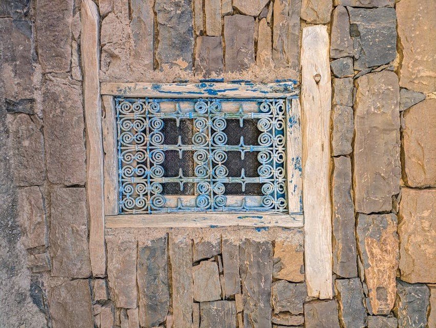 why-do-houses-in-todra-gorge-have-wire-on-windows-todragorge.com